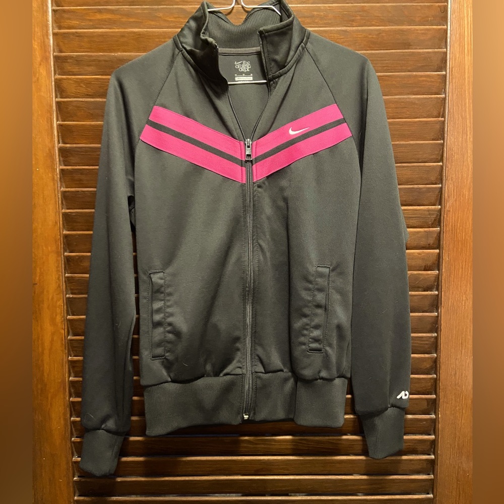 Nike gray/pink zip up jacket with pockets.Wrinkle free & in excellent condition.